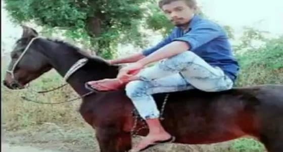 قتل شاب من طبقة فقيرة لامتلاكه حصان