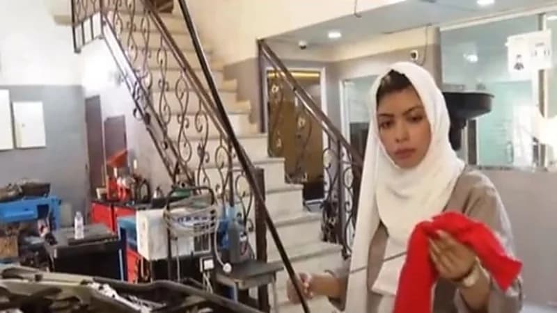 شاهد.. مواطنة تعمل في صيانة السيارات بمكة