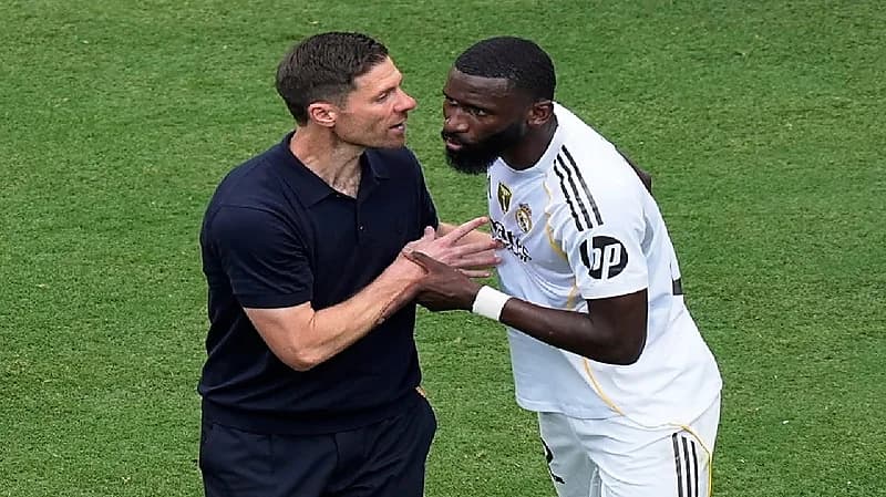 تشابي ألونسو يوبخ روديغر بسبب المزاح خلال التدريب .. فيديو