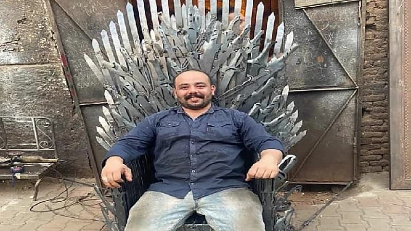 حداد يصنع عرش مسلسل "صراع العروش" بمهارة عالية