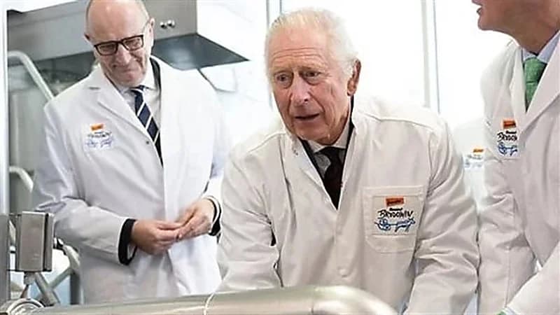 شاهد.. الملك تشارلز الثالث وهو يصنع الجبن خلال زيارته لـ ألمانيا