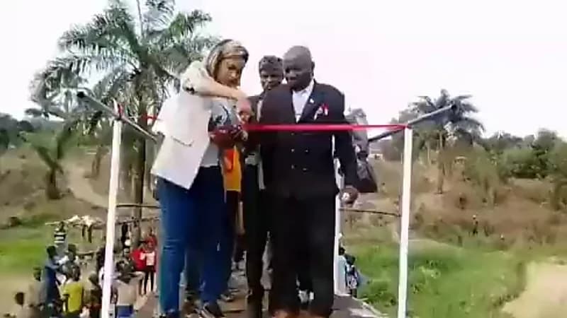 بالفيديو.. انهيار جسر بمسؤولين خلال افتتاحه