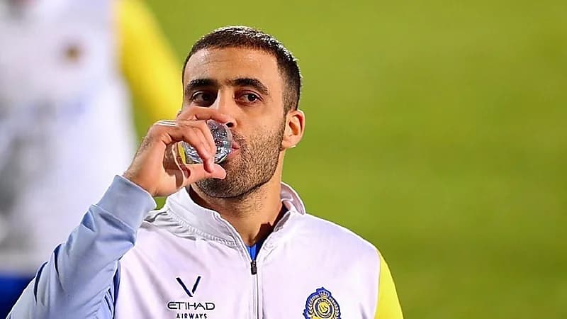 كسر سبورة ورسائل تهديد..كواليس خلافات حمدالله مع النصر