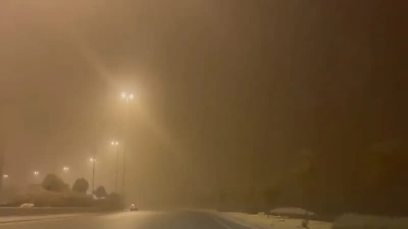 بالفيديو.. موجة غبار كثيفة تداهم الرياض فجر اليوم