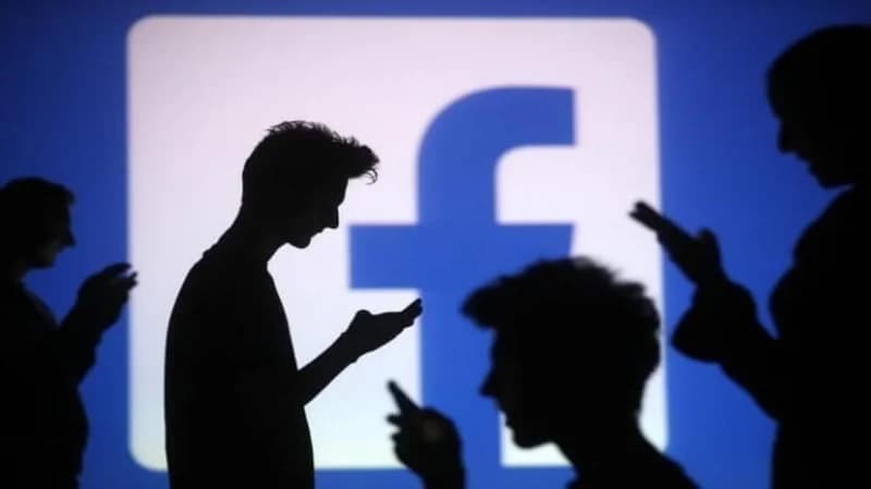 امرأة تقاضي فيسبوك بسبب إدمان ابنتها