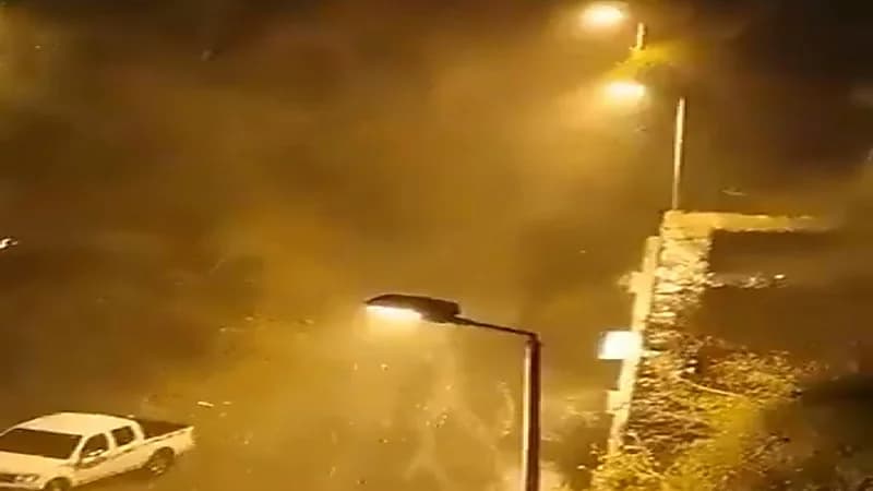 شاهد.. صاعقة قوية تقطع الكهرباء في فيفاء