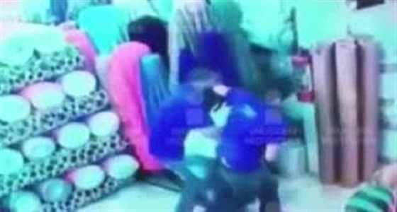 بالفيديو.. عاملان يقتلان مديرتهما لرفضهما تلقي الأوامر من إمرأة
