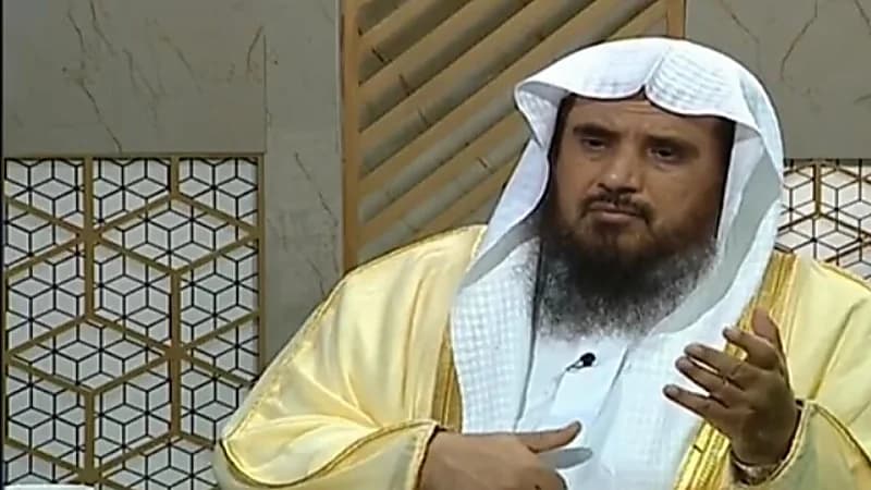 "الخثلان" يوضح حكم لبس وخلع النظارة خلال الصلاة (فيديو)