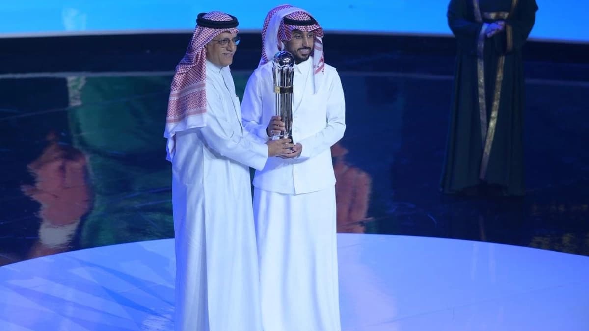 سالم الدوسري يُتوج بجائزة أفضل لاعب في آسيا .. فيديو وصور