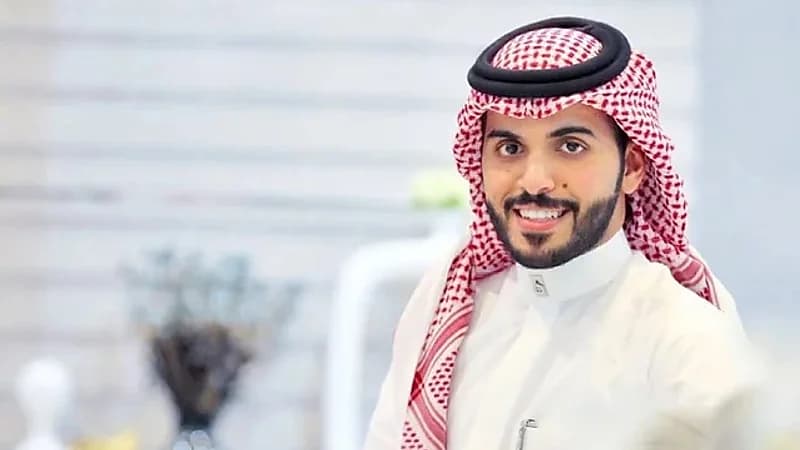 غازي الذيابي يهدي وافد يمني 30 ألف ريال .. فيديو