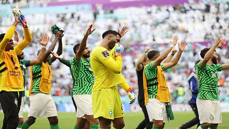 شاهد.. فرحة واحتفالات أبطال الأخضر مع الجماهير عقب الفوز