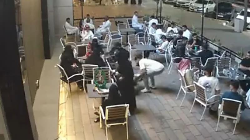بالفيديو.. شاب ينقذ طفل على وشك السقوط بسرعة بديهية