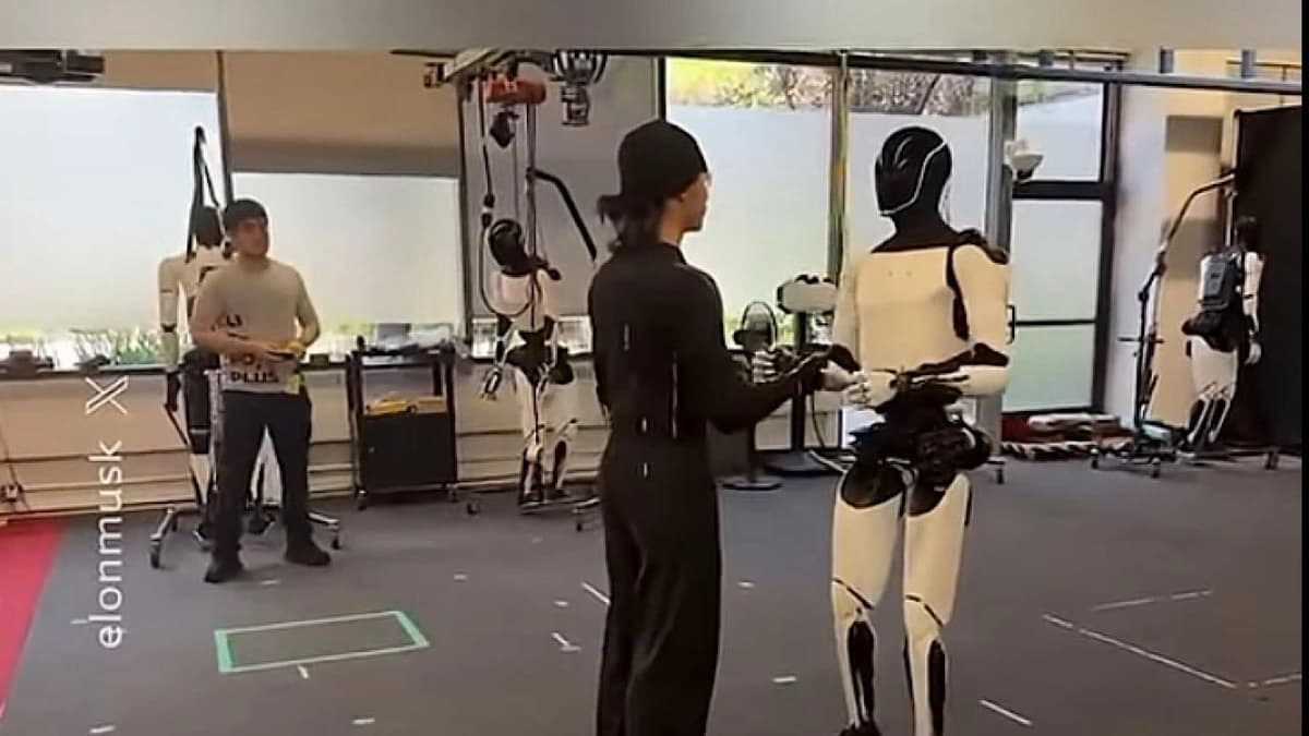 روبوت تسلا يمارس الكونغ فو مع مدرب بشري.. فيديو