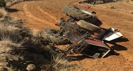 بالصور.. نجاة شاب من الموت بعد انقلاب الجرار الزراعي عليه في سودة عسير