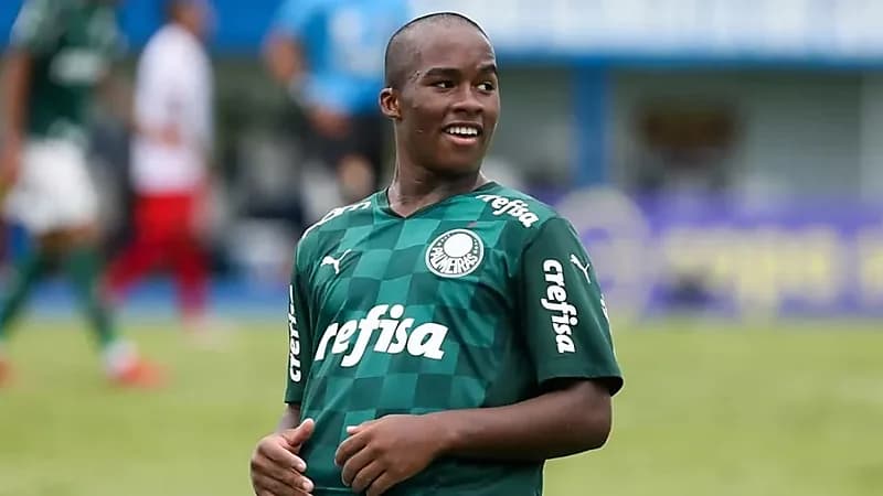 إندريك يتعرض للطرد لتعمده تعطيل اللعب .. فيديو