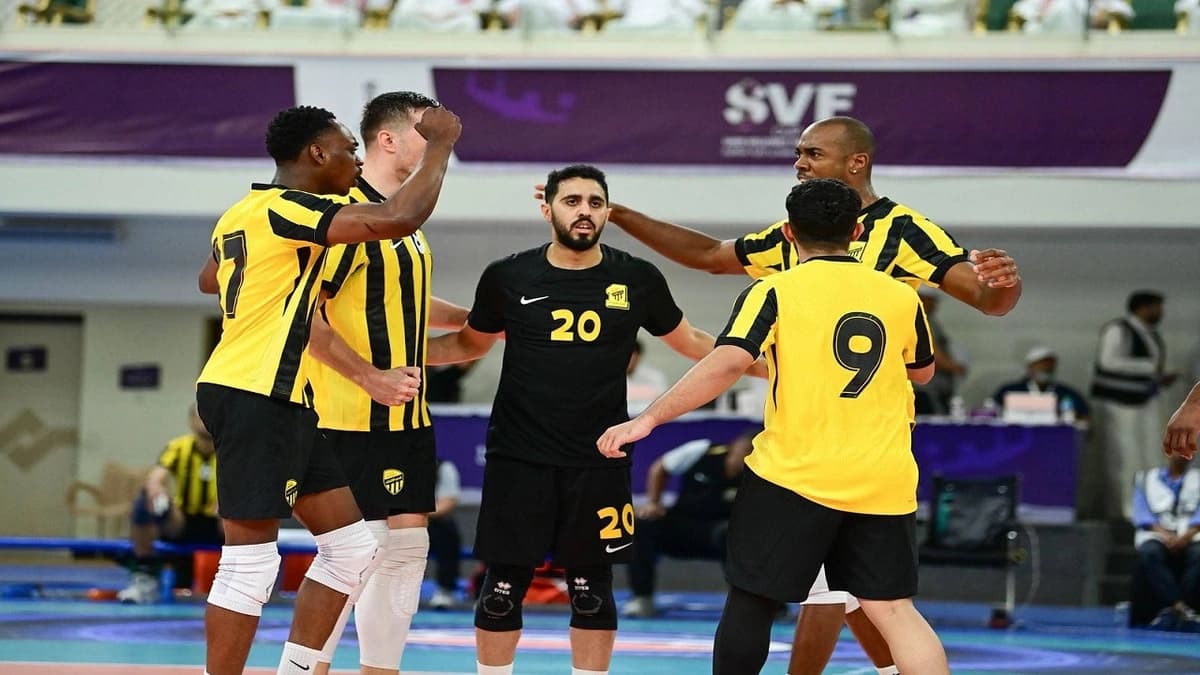 الهلال يهزم الاتحاد ويتأهل لنهائي كأس الكرة الطائرة.. صور