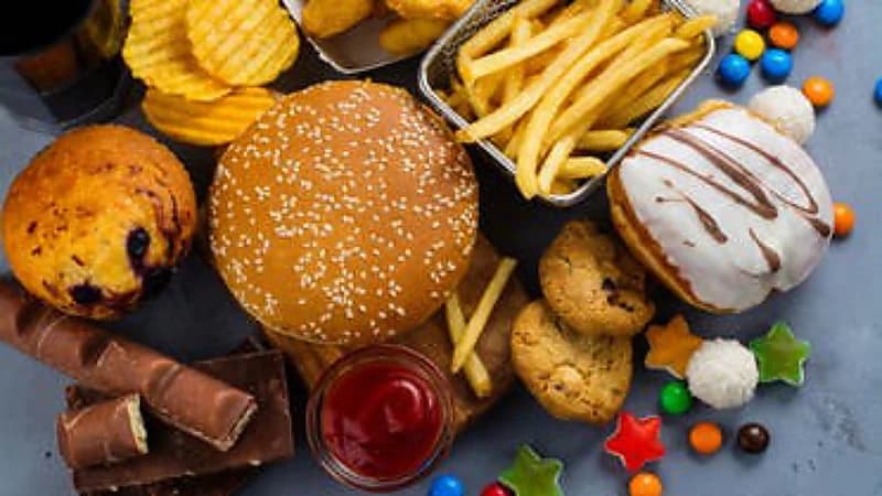 أسوأ 10 أطعمة تتناولها بشكل يومي!