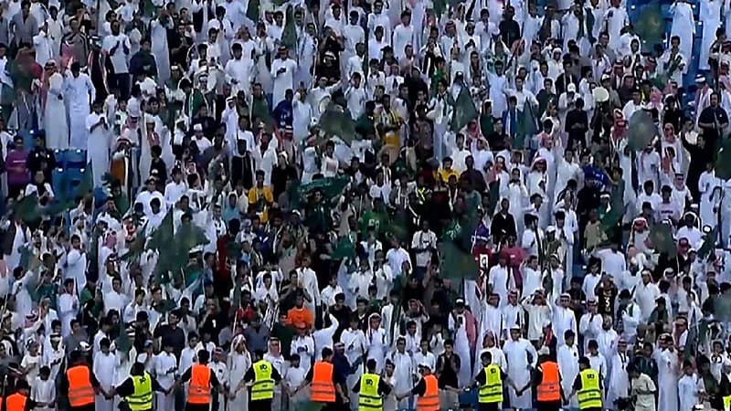 لاعبو الأخضر الشاب يحتفلون مع الجماهير بعد الفوز باللقب الخليجي.. فيديو