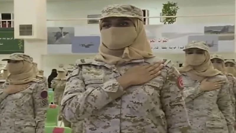 شاهد.. تخريج أول دفعة من مركز تدريب الكادر النسائي للقوات المسلحة السعودية