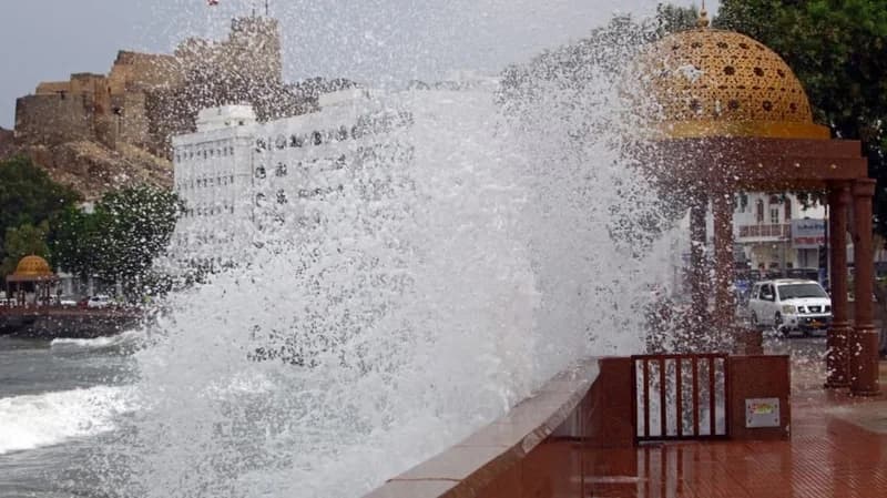 سفارة المملكة في عمان تطمئن على سلامة المواطنين جراء إعصار شاهين