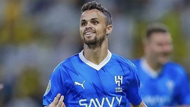 مشجع اتحادي يرتدي تيشيرت ناديه باسم محترف ‎الهلال .. صورة