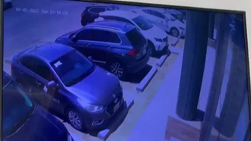 شاهد.. شاب ينقذ مسن سقط من سيارته وسط الطريق بالرياض