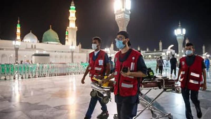 سيدة تضع مولودها في ساحة المسجد النبوي