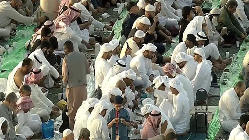 بالفيديو.. إفطار الصائمين في المسجد الحرام وسط أجواء روحانية