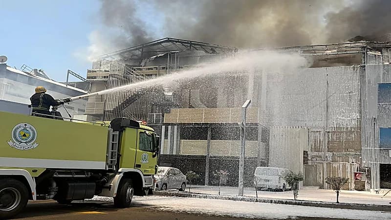 ‏اندلاع حريق في مبنى تجاري بجدة