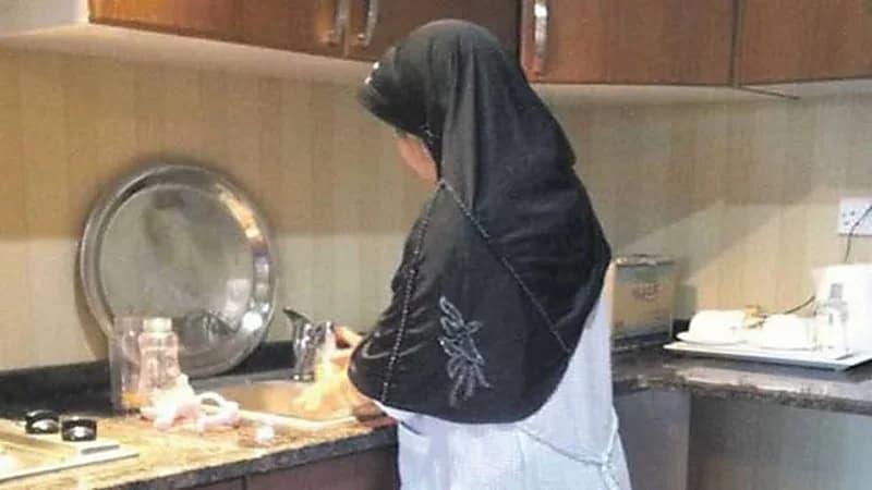 هل تكليف العاملة المنزلية بأكثر من مهمة مخالف للعقد؟