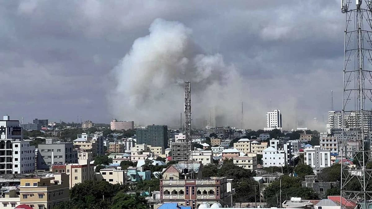 انفجار وإطلاق نار قرب مقر استخبارات في مقديشو .. فيديو