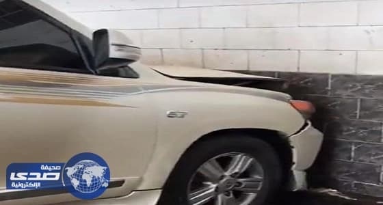 بالفيديو.. أضرار جسيمة لـ«لاند كروزر» بعد سقوطها من «بستم» مغسلة