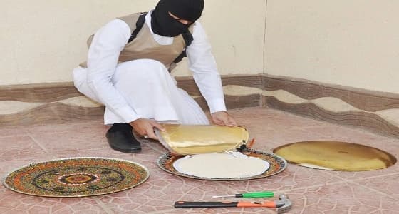 بالصور.. ضبط 424 ألف قرص إمفيتامين مخبأة في أطباق معدنية الرياض