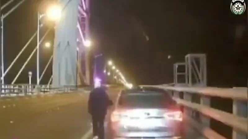 بالفيديو.. دورية مرور تنقذ امرأة من الانتحار في اللحظات الأخيرة