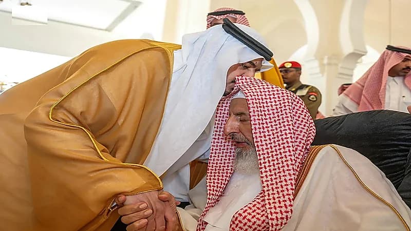 نائب أمير الرياض يؤدي صلاة الميت على والدة الشيخ محمد بن حسن آل الشيخ