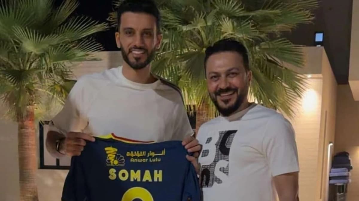 السومة يهدي فنان سوري قميصه مع الحزم .. صور