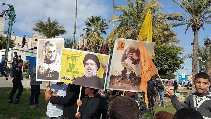 شاهد.. لحظة تظاهر فلسطينيين لتأييد الحوثي وهتافهم ضد المملكة