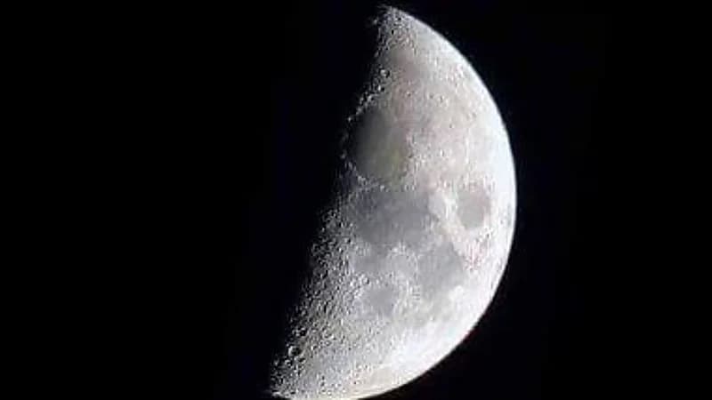 فلكية جدة: الليلة تبدأ مرحلة التربيع الأخير لقمر ذي الحجة