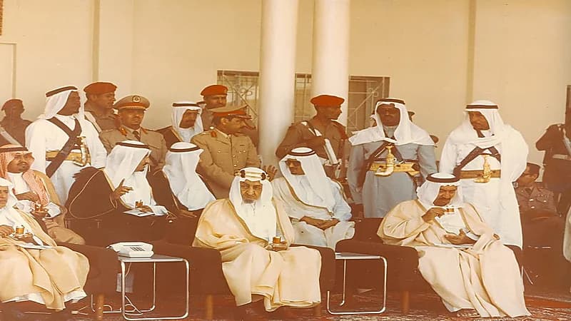 الكشف عن أسماء الأمراء المحاطين بالملك فيصل في صورة نادرة