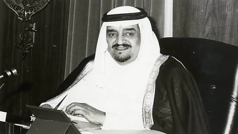 شاهد.. فيديو قديم وطريف للملك فهد وهو يمازح وزير الإعلام