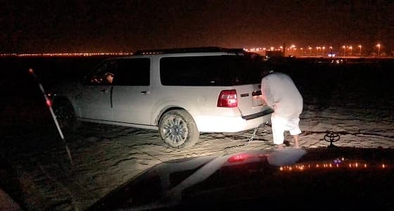 بالصور.. " غوث " ينقذ سيارة علقت بالرمال في الهاف مون