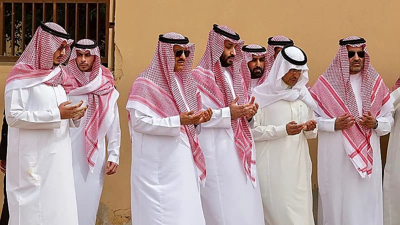 بالصور.. ولي العهد يزور قبر الأميرين "فهد وأحمد" ابني سلمان وقبر الأميرة سلطانة السديري