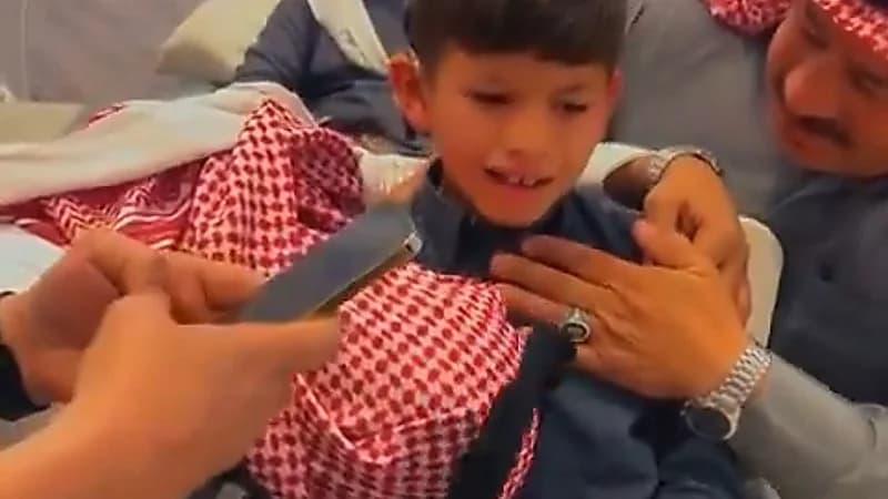 ردة فعل مؤثرة لطفل يسمع الأصوات لأول مرة .. فيديو