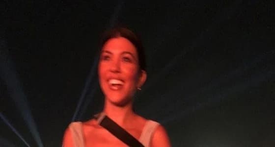 خطيب كورتني كارداشيان يحملها على عنقه في حفل بيونسيه