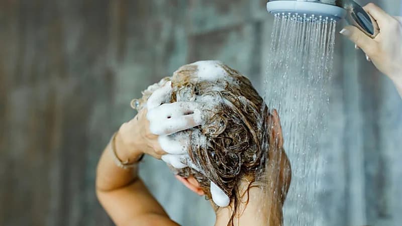شركة مياه تدعو عملاءها لاستخدام المناديل المعطرة والأمطار لتنظيف أجسادهم