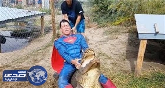 بالفيديو.. شاب بزي سوبر مان يقفز فوق تمساح ضخم