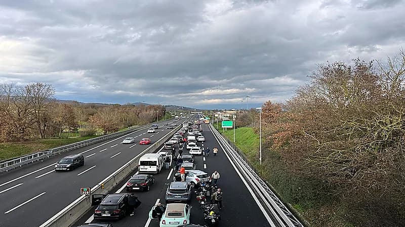 شاهد..شجار بين مشجعي كرة القدم يعطل سير المرور في إيطاليا