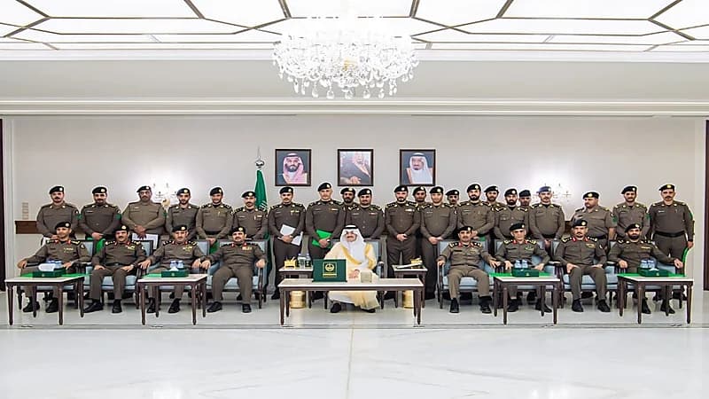 أمير الشرقية يستقبل مدير شرطة المنطقة ويكرم الضباط والأفراد المتميزين