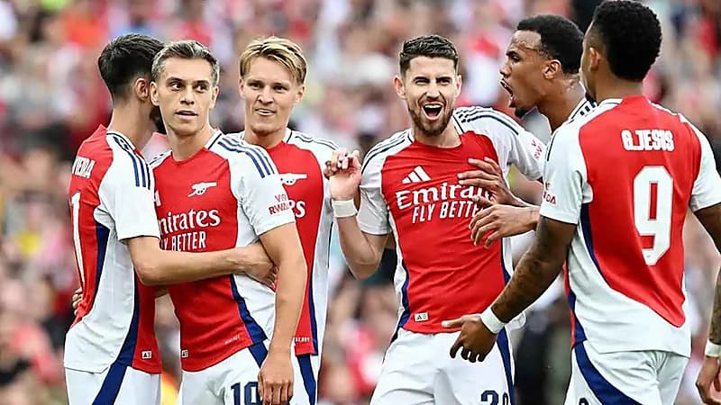 مدرب آرسنال يستأجر فريق من اللصوص لسرقة لاعبيه