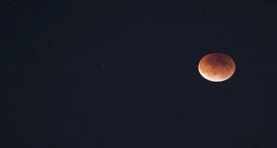 بالصور.. ظاهرة القمر الدموي بالتزامن مع الخسوف الجزئي